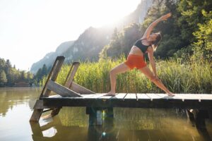 Yoga-am-Berglsteinersee-Breitenbach-Kramsach-Sommer-See-Steg-Frau-Wasser.jpg