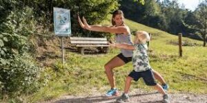 kind-mit-mutter-yoga-berglsteinersee.jpg